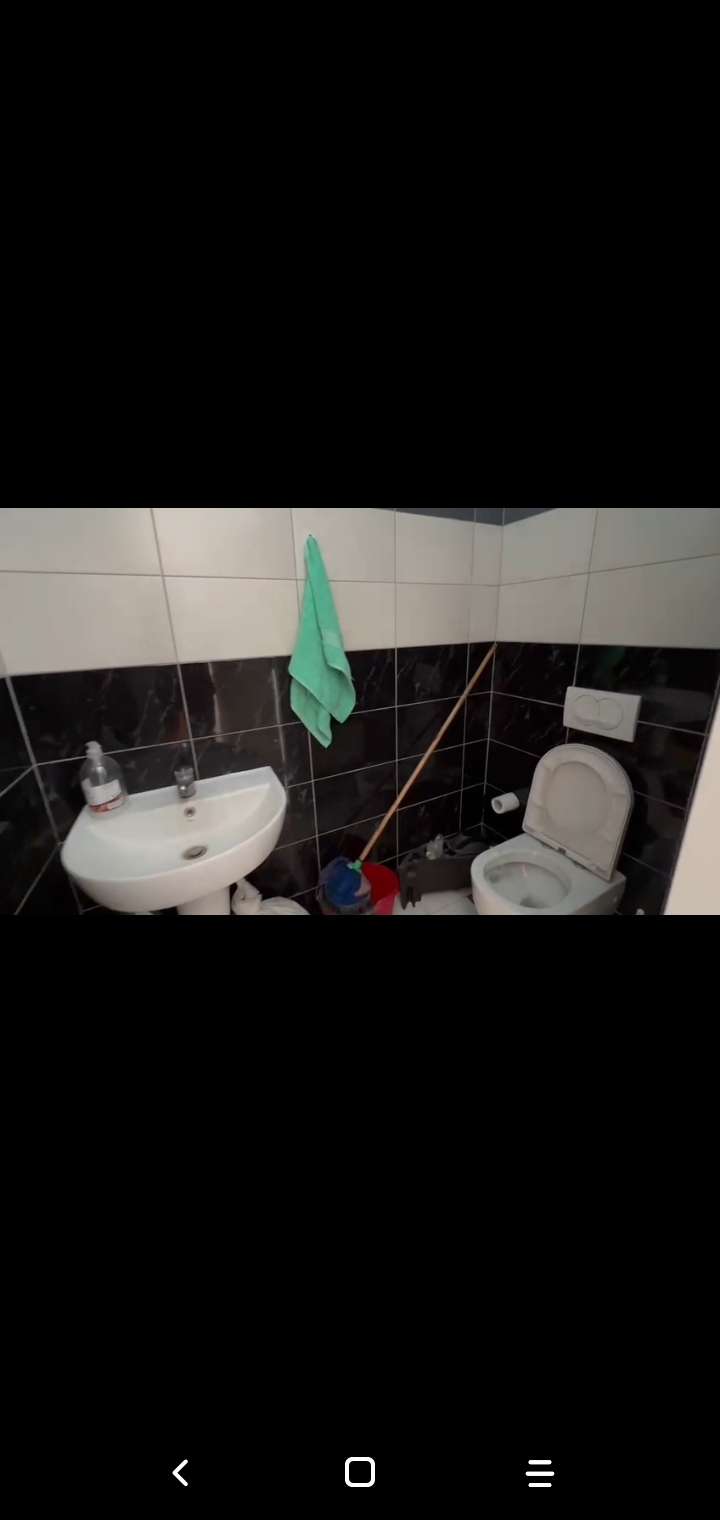 Shitet Ambjent zyre, tek 21 Dhjetori